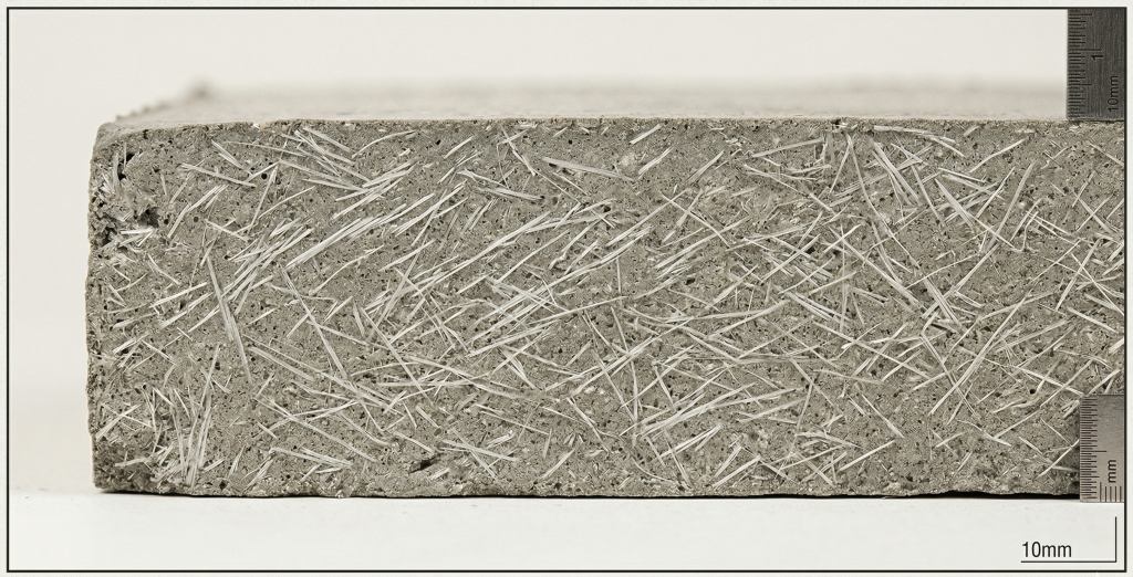 Serat kaca tahan alkali yang terdistribusi merata di dalam matriks semen menjadi pembeda utama GRC dari beton konvensional, memberikan kekuatan lentur tanpa membutuhkan tulangan baja.