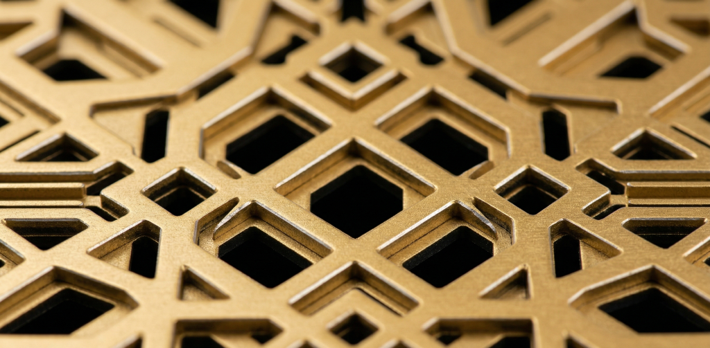 Teknik pemotongan presisi menghasilkan detail tepi yang tajam dan bersih pada setiap motif, menjadikan ACP Ornament Gold terlihat berkualitas tinggi bahkan dari jarak dekat sekalipun.