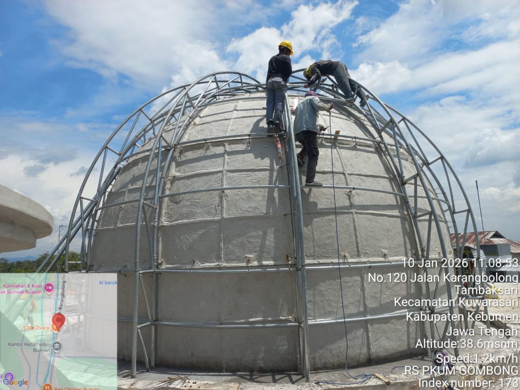Tim ahli Artikon melakukan instalasi dengan standar keamanan tinggi, memastikan kubah terpasang dengan presisi dan kokoh di puncak bangunan.